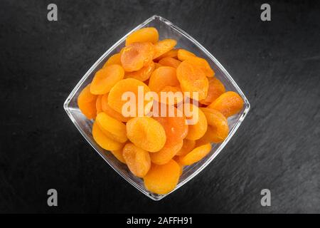 Teil der getrockneten Lebensmitteln (Aprikosen) als detaillierte Nahaufnahme auf einem Schiefer Tafel (selektive Fokus) Stockfoto