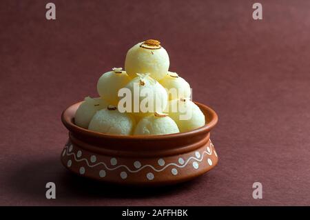 Indische Süß-Rasgulla in Lehmtöpfen Stockfoto