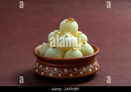 Indische Süß-Rasgulla in Lehmtöpfen Stockfoto