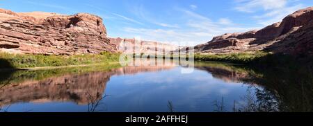 Moab Panorama Blick auf den Colorado River Highway UT 128 in Utah um Hal und Jackass Canyon und Red Cliffs Lodge an einem sonnigen Morgen im Herbst. Scenic n Stockfoto