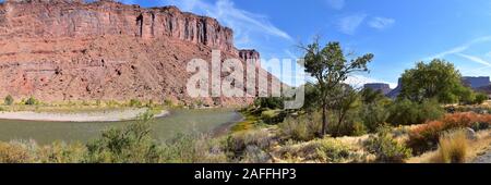 Moab Panorama Blick auf den Colorado River Highway UT 128 in Utah um Hal und Jackass Canyon und Red Cliffs Lodge an einem sonnigen Morgen im Herbst. Scenic n Stockfoto