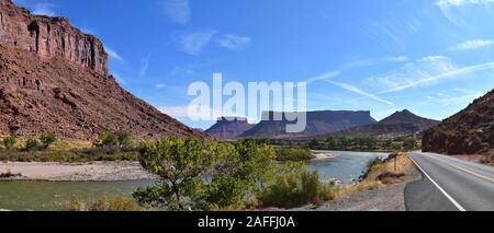 Moab Panorama Blick auf den Colorado River Highway UT 128 in Utah um Hal und Jackass Canyon und Red Cliffs Lodge an einem sonnigen Morgen im Herbst. Scenic n Stockfoto