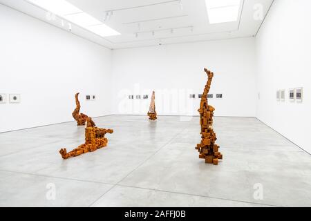 Verrostete Gusseisen Figuren Antony Gormley Ausstellung "In Formation" 2019 im White Cube Mason's Yard, London, UK Stockfoto