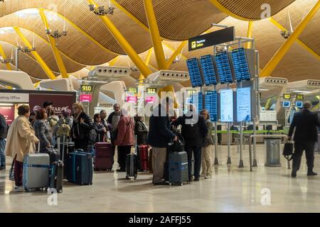 Passagiere warten in Adolfo Suárez Flughafen Barajas in Madrid, Spanien zu prüfen. Stockfoto