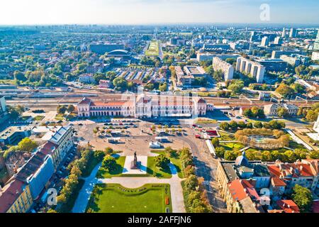 Zagreb Hauptbahnhof und Stadtbild Luftaufnahme, berühmten Sehenswürdigkeiten der Hauptstadt von Kroatien Stockfoto