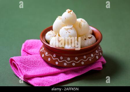 Indische Süß-Rasgulla, berühmten Bengalischen süß in Ton Schüssel mit Serviette Stockfoto