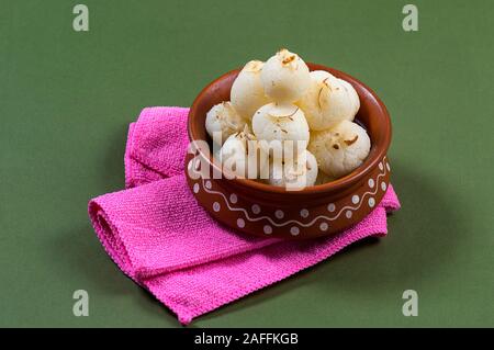 Indische Süß-Rasgulla, berühmten Bengalischen süß in Ton Schüssel mit Serviette Stockfoto