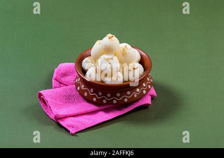 Indische Süß-Rasgulla, berühmten Bengalischen süß in Ton Schüssel mit Serviette Stockfoto