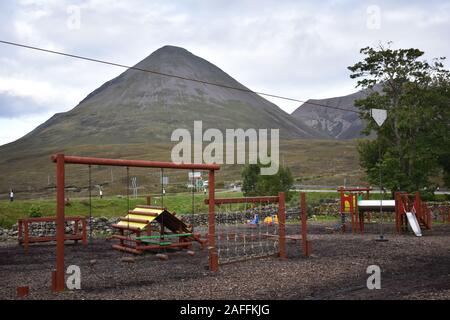 Spielplatz am Fuße der roten und schwarzen Cuillin felsigen schottischen Bergkette gibt es einen Zeltplatz und ein Bunkhouse neben dem Drei-Sterne-Hotel Stockfoto