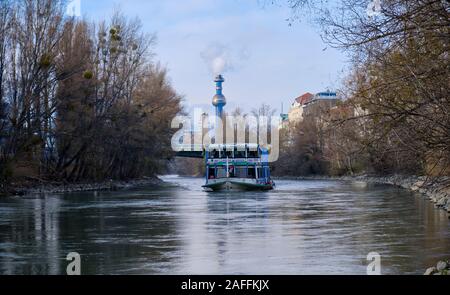 Vindobona tour Boot Kreuzfahrt auf dem Donaukanal mit Kamin aus der Fernwarme Wien Kraftwerk im Hintergrund Stockfoto