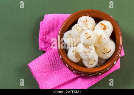 Indische Süß-Rasgulla, berühmten Bengalischen süß in Ton Schüssel mit Serviette Stockfoto