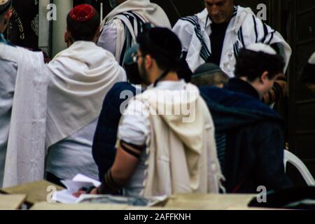 Jerusalem Israel Dezember 12, 2019 Blick auf unbekannte Menschen beten vor der Klagemauer in der Altstadt Jerusalems in den Morgen Stockfoto