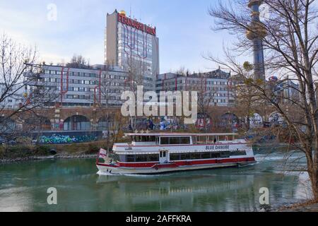 Blue Danube tour Boot Kreuzfahrt auf dem Donaukanal, da es durch den Fernwarme Wien Kraftwerk geht Stockfoto