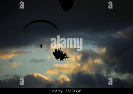 San Diego, Kalifornien, USA. 14 Dez, 2019. Tandem Gleitschirm fliegen über der Küste von La Jolla bei Sonnenuntergang nach dem Entfernen aus dem Torrey Pines Glider Port. Der Hafen wurde als hochfliegend Website im Jahre 1930 gegründet und ist die Heimat von Drachenfliegen, Paragliding, Funkgesteuerte Modell Segelflugzeuge und maßstäbliche Mann - Durchführung von Segelflugzeugen. Credit: KC Alfred/ZUMA Draht/Alamy leben Nachrichten Stockfoto