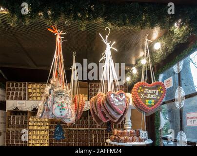 Eisschokolade Herzen und Weihnachtsmänner aus der Decke von einem der Stände in der Weihnachtsmarkt im Osten die Princes Street Gardens in zentralen Edi ausgesetzt Stockfoto