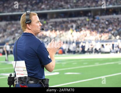 Arlington, USA. 15 Dez, 2019. Dallas Cowboys Head Coach Jason Garrett klatscht für seine Mannschaft, wie sie die Los Angeles Rams in der NFL Spiel bei AT&T Stadium in Arlington, Texas am Sonntag, 15. Dezember 2019. Foto von Ian Halperin/UPI Quelle: UPI/Alamy leben Nachrichten Stockfoto