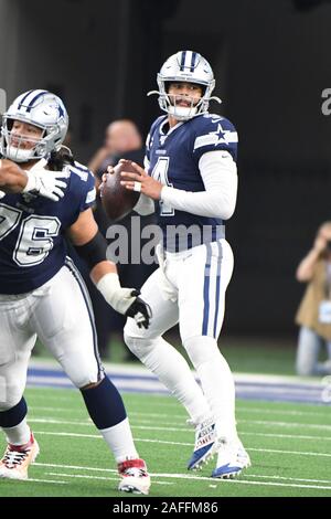 Arlington, USA. 15 Dez, 2019. Dallas Cowboys Quarterback Dak Prescott (4) sieht gegen die Los Angeles Rams während ihrer NFL Spiel bei AT&T Stadium in Arlington, Texas am Sonntag zu werfen, 15. Dezember 2019. Foto von Ian Halperin/UPI Quelle: UPI/Alamy leben Nachrichten Stockfoto