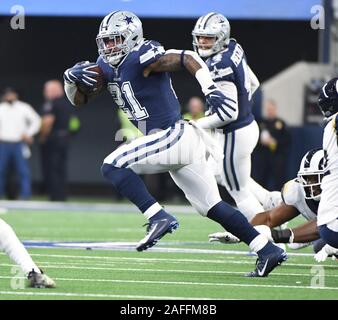 Arlington, USA. 15 Dez, 2019. Dallas Cowboys zurück laufen Hesekiel Elliott (21) hetzt gegen die Los Angeles Rams während ihrer NFL Spiel bei AT&T Stadium in Arlington, Texas am Sonntag, 15. Dezember 2019. Foto von Ian Halperin/UPI Quelle: UPI/Alamy leben Nachrichten Stockfoto