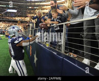 Arlington, USA. 15 Dez, 2019. Dallas Cowboys zurück laufen Hesekiel Elliott (21) gibt den Ball mit einem Fan nach einen Touchdown bei AT&T Stadium in Arlington, Texas am Sonntag, 15. Dezember 2019. Foto von Ian Halperin/UPI Quelle: UPI/Alamy leben Nachrichten Stockfoto