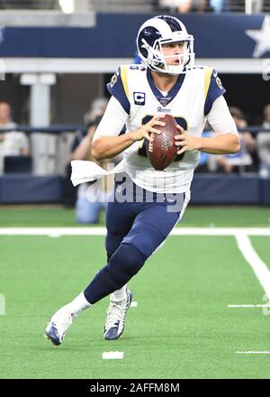 Arlington, USA. 15 Dez, 2019. Los Angeles Rams Quarterback Jared Goff (16) gegen die Dallas Cowboys in der NFL Spiel bei AT&T Stadium in Arlington, Texas am Sonntag zu werfen, 15. Dezember 2019. Foto von Ian Halperin/UPI Quelle: UPI/Alamy leben Nachrichten Stockfoto