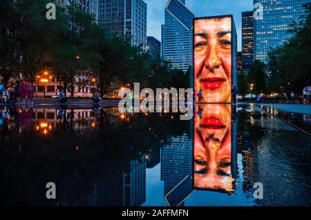 Millennium Park, Chicago-June 18, 2019: Leute Spielen am Brunnen im Park. Straßen von Illinois. Stockfoto