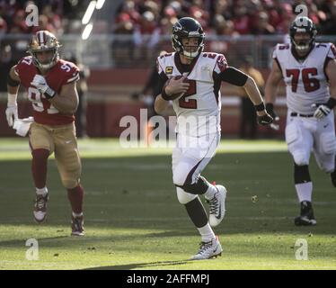 Santa Clara, USA. 15 Dez, 2019. Atlanta Falcons quarterback Matt Ryan (2) kriecht für yardage im zweiten Viertel gegen die San Francisco 49ers bei Levi's Stadion in Santa Clara, Kalifornien am Sonntag, 15. Dezember 2019. Die Falken schlagen die 49ers 29-22. Foto von Terry Schmitt/UPI Quelle: UPI/Alamy leben Nachrichten Stockfoto