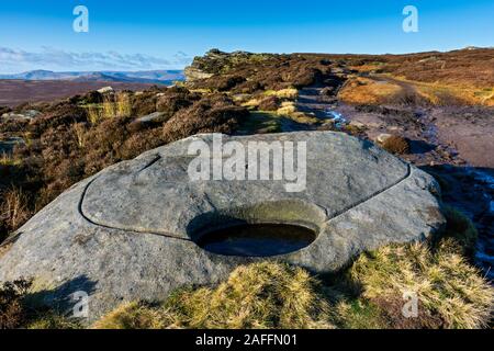 Wassertrog und Rinnen, die in einen Felsen Wasser für Grouse zur Verfügung zu stellen. Stanage Edge, in der Nähe von Hathersage, Peak District, Derbyshire, England, UK. Stockfoto