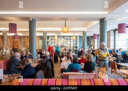 Die Schottischen Cafe und Restaurant, betrieben von Contini, in der die schottische nationale Galerien auf dem Damm im Zentrum von Edinburgh, Schottland. Die Tabellen mit den Kunden beschäftigt sind, die Bar ist auf der Rückseite des Fotos und der Wand "Thistle" entworfen von Mairi Helena. Stockfoto