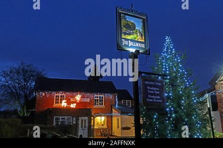 The Bellhouse Club Bar, at Christmas, Bellhouse Lane, Grappenhall Village, Warrington, Cheshire, England, UK, WA4 2SG Stockfoto