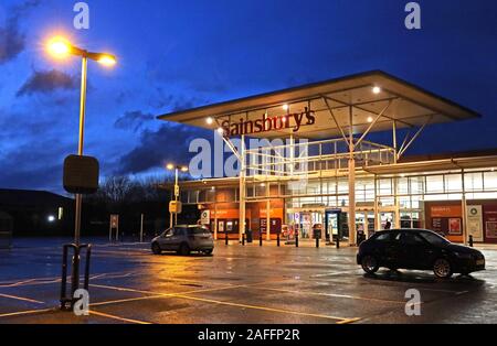 Sainsburys Supermarkt, 100 Church St, Warrington, Cheshire, England, Großbritannien, WA1 2TN, leerer Parkplatz, in der Dämmerung, am frühen Abend Stockfoto