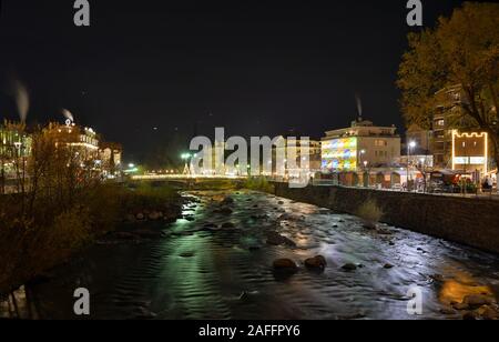 Passer fließt durch Merano zur Weihnachtszeit, nachts beleuchtet, Südtirol, Italien Stockfoto