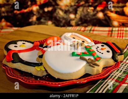 Weihnachtsplätzchen sind abgebildet auf einem roten Schild neben einem Weihnachtsbaum, 7. Januar 2017, in Coden, Alabama. Stockfoto