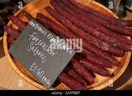 Handwerkliche Salami, Shaws Fleisch, auf dem Bio-Markt, Bauernmarkt, Gloucestershire, Südwestengland, Großbritannien, Fleischprodukte, aus Cumbria Stockfoto