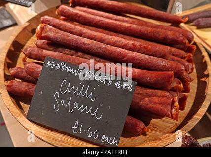 Handwerkliche Salami, Shaws Fleisch, auf dem Bio-Markt, Bauernmarkt, Gloucestershire, Südwestengland, Großbritannien, Fleischprodukte, aus Cumbria Stockfoto