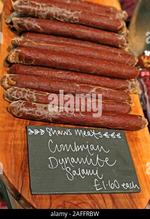 Handwerkliche Salami, Shaws Fleisch, auf dem Bio-Markt, Bauernmarkt, Gloucestershire, Südwestengland, Großbritannien, Fleischprodukte, aus Cumbria Stockfoto