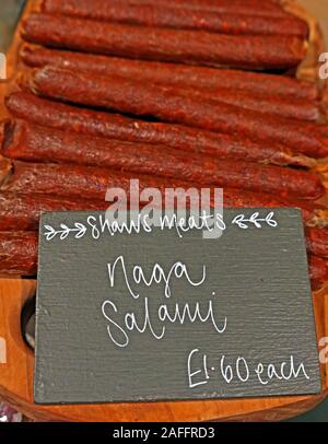 Handwerkliche Salami, Shaws Fleisch, auf dem Bio-Markt, Bauernmarkt, Gloucestershire, Südwestengland, Großbritannien, Fleischprodukte, aus Cumbria Stockfoto