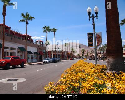 PALM DESERT, CA - 16. JULI 2018: eine Straßenszene in der Mitte des beliebten El Paseo Shoppingviertel in Palm Desert, Palm Springs, Calif Stockfoto