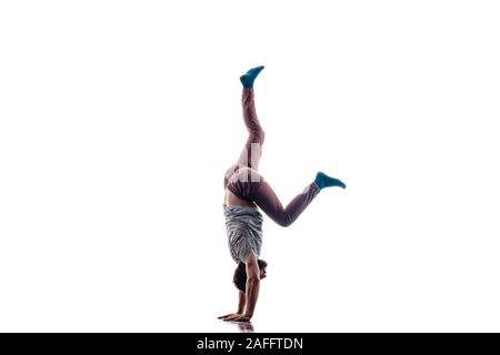 Flexible junge Tänzerin eine stilvolle Tanz Bewegung Stockfoto
