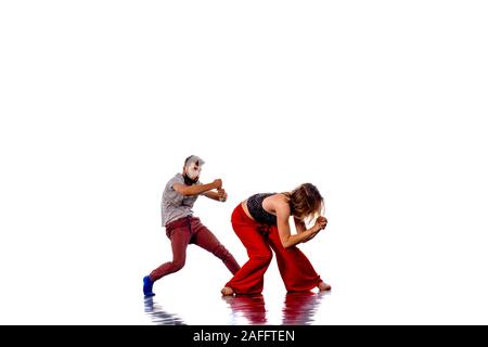 Paar talentierte Tänzerinnen hip-hop. Kerl und ein Mädchen tanzen Modern Dance i Studio. Schule der Hip-Hop-Kultur Stockfoto