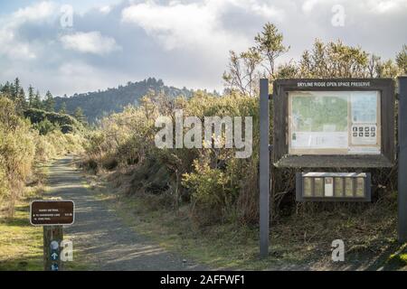 Start der Skyline Ridge Trail an sonnigen Wintertag mit Berg im Hintergrund und Aushang im Vordergrund. Stockfoto