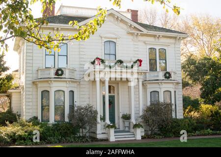 Rengstorff Haus,'s Mountain View älteste Haus, von den 1860er Jahren Gold rush Era, restauriert und für Weihnachten dekoriert. Viktorianische italienisch anmutenden Architektur. Stockfoto