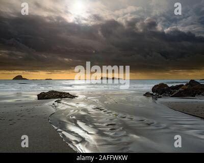 Sonnenuntergang in Trinidad State Beach, Kalifornien, USA, mit Wasser Reflexionen und einige lens flare auf einem leicht bewölkt Tag Stockfoto