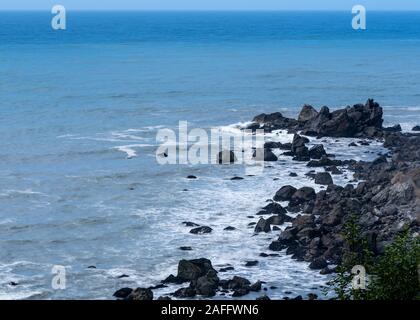 Querformat von Patrick's Point State Park in Humboldt County, Kalifornien, USA, an einem wolkenlosen Tag mit blauem Himmel und Meer Stockfoto