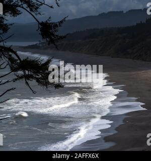 Lange Belichtung Agate Beach in Patrick's Point State Park, von oben, im Norden von Kalifornien, USA, l mit überwiegend blauen Farben und einige Cloud Stockfoto