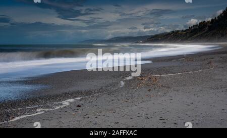 Lange Belichtung Agate Beach am Punkt Patrick's State Park, im nördlichen Kalifornien, USA, l mit überwiegend blauen Farben und einige Wolken Stockfoto