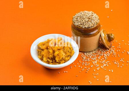 Sesamsamen in Tontopf mit Jagrezucker in der Schüssel Stockfoto