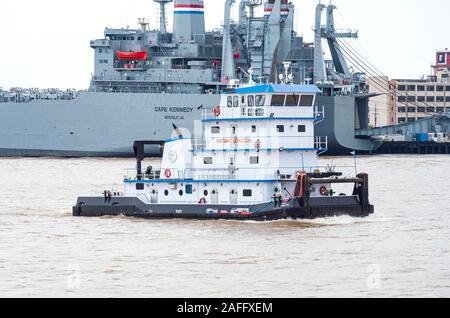 New Orleans, LA, USA - 14. Juni 2019: Roll on/Roll off-Cargo Carrier von United States Navy Sealift Command betrieben und speyrer am Mississippi River Stockfoto