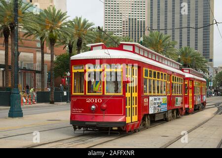 RTA Straßenbahn Canal Line Route 47 und Route 48 auf der Canal Street in der Innenstadt von New Orleans, Louisiana, USA. Stockfoto