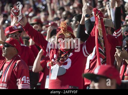 Santa Clara, USA. 15 Dez, 2019. Ein San Francisco 49ers fan Beifall, wie der NINERS die Atlanta Falcons an Levi's Stadion in Santa Clara, Kalifornien am Sonntag, 15. Dezember 2019. Die Falken besiegten die 49ers 29-22. Foto von Terry Schmitt/UPI Quelle: UPI/Alamy leben Nachrichten Stockfoto