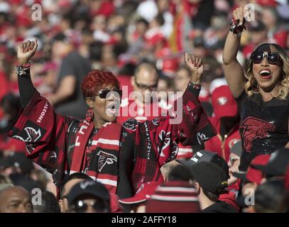 Santa Clara, USA. 15 Dez, 2019. Atlanta Falcons Fans jubeln wie die Faclons auf der San Francisco 49ers bei Levi's Stadion in Santa Clara, Kalifornien am Sonntag, 15. Dezember 2019 dauern. Die Falken besiegten die 49ers 29-22. Foto von Terry Schmitt/UPI Quelle: UPI/Alamy leben Nachrichten Stockfoto